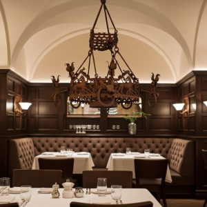 Antico candelabro medievale